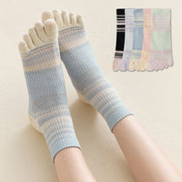 Gestreifte Und Bunte Fünf-Zehen-Socken