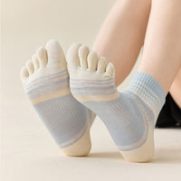 Gestreifte Und Bunte Fünf-Zehen-Socken