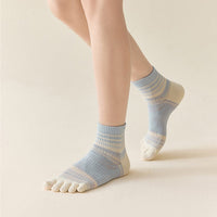 Gestreifte Und Bunte Fünf-Zehen-Socken