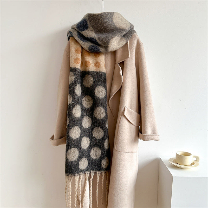 Warmer Schal Mit Punkten