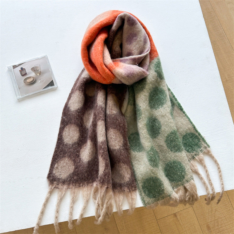 Warmer Schal Mit Punkten