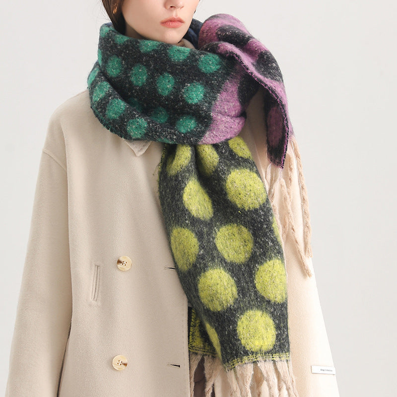 Warmer Schal Mit Punkten