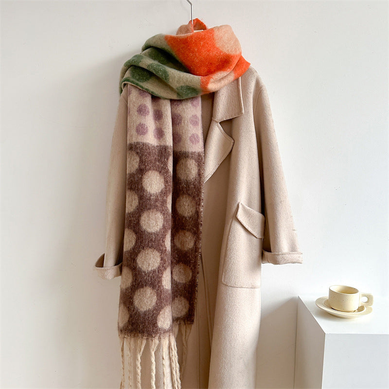 Warmer Schal Mit Punkten