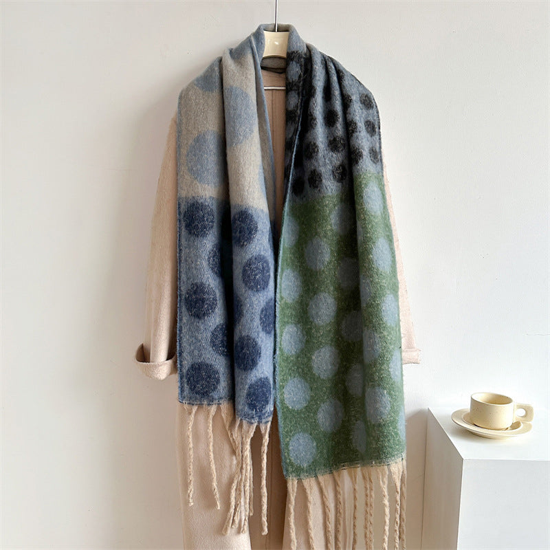 Warmer Schal Mit Punkten