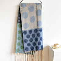 Warmer Schal Mit Punkten