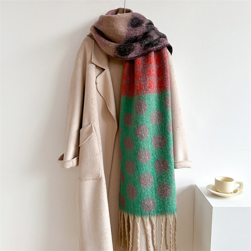 Warmer Schal Mit Punkten
