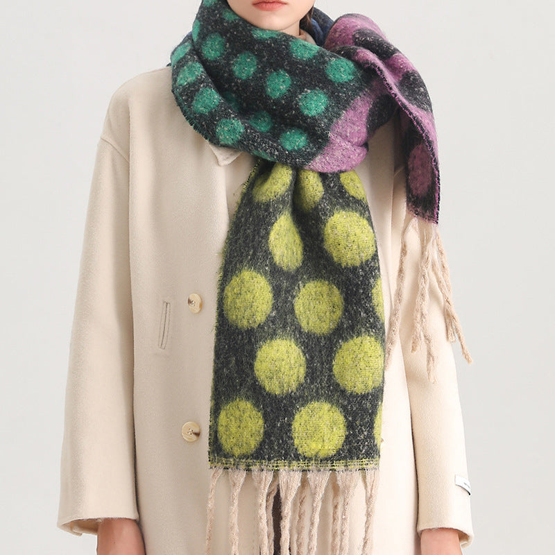 Warmer Schal Mit Punkten