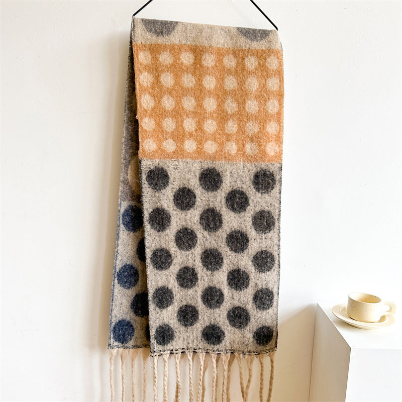 Warmer Schal Mit Punkten