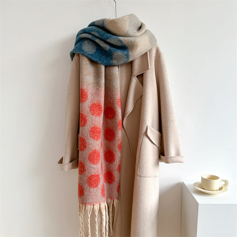 Warmer Schal Mit Punkten